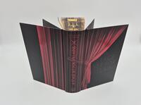Außenansicht des Buches „A Stage set for Villains (Deluxe-Ausgabe)“