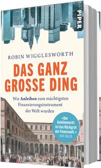 Das Buchcover zeigt einen kontrastreichen Bildaufbau: am oberen Rand auf dem Kopf stehende, türkis-tönige Wolkenkratzer, darunter ein historischer, beige Hof mit Arkaden. Auf cremefarbenem Hintergrund der Autorenname Robin Wigglesworth in kleinerer blauer Serifenschrift, der Titel DAS GANZ GROSSE DING in großen, fettgedruckten orangen Versalien und die blaue Unterzeile. Runder blauer Button mit weißem Zitat: „Der Anleihenmarkt ist das Rückgrat der Finanzwelt.“ — Ray Dalio.