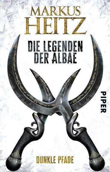 Das Buchcover zeigt zwei dekorative, schwarze Dolche, die sich in der Mitte kreuzen. Der Hintergrund ist in einem schimmernden, hellen Farbton gehalten, der an Eis erinnert. Oben steht der Name des Autors „MARKUS HEITZ“ in goldener, auffälliger Schrift. Darunter befindet sich der Titel „DIE LEGENDEN DER ALBAE“ in kräftiger, schwarzer Typografie. Am unteren Rand findet sich der Hinweis „DUNKLE PFADE“ sowie das Verlagslogo „PIPER“ in schwarzer Schrift.