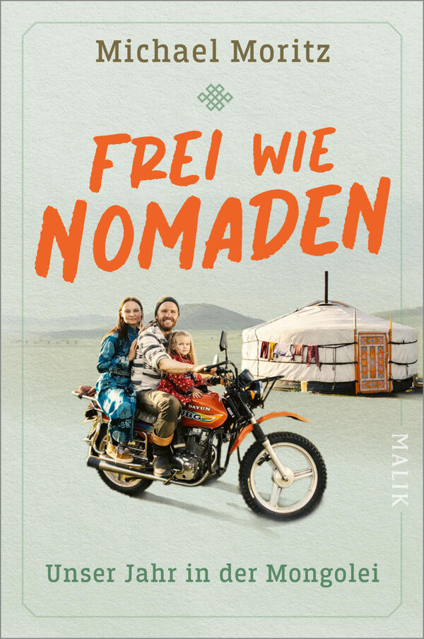 Das Buchcover zeigt eine helle, leicht strukturierte Fläche mit oben dem Autorennamen „Michael Moritz“ in gedecktem Braun und mittig groß die orangene, handschriftlich wirkende Titelzeile „FREI WIE NOMADEN“. Im Vordergrund sitzt ein lächelndes Paar mit Kind auf einem orange-schwarzen Motorrad; hinten rechts eine weiße Jurte mit buntem Eingang. Unten grüne Unterzeile „Unser Jahr in der Mongolei“.