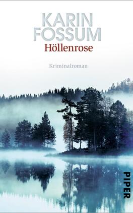 Das Buchcover zeigt eine mystische Landschaft mit einem nebligen See und silhouettierten Bäumen im Vordergrund. Der Himmel ist in sanften Grautönen gehalten, während die Wasseroberfläche durch den Nebel geheimnisvoll wirkt. Der Titel „Höllenrose“ ist in auffälligem Rot platziert, und der Autorname „Karin Fossum“ erscheint in gedecktem Grau darüber. Darunter steht in kleinerer Schrift „Kriminalroman“. Das Cover vermittelt eine düstere, spannungsgeladene Atmosphäre.
