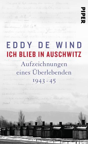 Das Buchcover zeigt einen Hintergrund mit handgeschriebenen Notizen in Grau und Weiß, der die emotionale Schwere des Themas unterstreicht. Im oberen Bereich steht in großen, roten Lettern der Titel „ICH BLIEB IN AUSCHWITZ“, darunter in unauffälligem Schwarz „Aufzeichnungen eines Überlebenden 1943-45“. Der Autor „EDDY DE WIND“ ist in blauen Lettern hervorgehoben. Die Farbgestaltung ist gedämpft und vermittelt eine nachdenkliche, melancholische Atmosphäre.