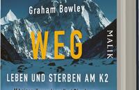 Das Buchcover zeigt eine beeindruckende Berglandschaft mit dem majestätischen K2 im Hintergrund. Die Farben sind überwiegend in kühlen Blau- und Grautönen gehalten, um die frostige Atmosphäre des Hochgebirges zu unterstreichen. Der Titel „KEIN WEG ZURÜCK“ prangt in großen, auffälligen gelben Buchstaben in der oberen Hälfte des Covers. Darunter befindet sich der Untertitel „LEBEN UND STERBEN AM K2“ in einer neutralen Schriftgröße. Im oberen Drittel ist der Name des Autors, Graham Bowley, platziert. Das Cover vermittelt ein Gefühl von Dramatik und Gefahr.
