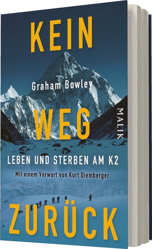 Das Buchcover zeigt eine beeindruckende Berglandschaft mit dem majestätischen K2 im Hintergrund. Die Farben sind überwiegend in kühlen Blau- und Grautönen gehalten, um die frostige Atmosphäre des Hochgebirges zu unterstreichen. Der Titel „KEIN WEG ZURÜCK“ prangt in großen, auffälligen gelben Buchstaben in der oberen Hälfte des Covers. Darunter befindet sich der Untertitel „LEBEN UND STERBEN AM K2“ in einer neutralen Schriftgröße. Im oberen Drittel ist der Name des Autors, Graham Bowley, platziert. Das Cover vermittelt ein Gefühl von Dramatik und Gefahr.