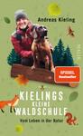 Das Buchcover zeigt einen grünen Hintergrund, auf dem eine lächelnde Person mit einem Hund sitzt, der auf einem Baumstamm posiert. Herbstliche Blätter und Tiere wie ein Fuchs und ein Käfer sind um die zentrale Figur angeordnet. Der Titel „Kielings kleine Waldschule“ ist in großer, weißer Schrift am unteren Rand platziert, gefolgt von „Vom Leben in der Natur“ in kleinerer, schwarzer Schrift. Oben steht der Name „Andreas Kieling“ und das Logo „SPIEGEL Bestseller“ in einem roten Feld.