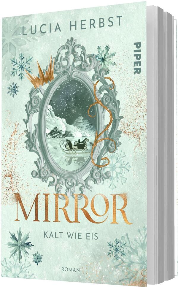 Das Buchcover zeigt ein ovales, barockes Spiegelmotiv mit silbrig-heller Verzierung, im Spiegel eine verschneite Landschaft mit Bergen und einem Pferdeschlitten. Eine goldene Krone und goldfarbene Ranken schmücken den Rahmen. Hintergrund mint- bis eisblau mit Schneeflocken und Goldsprenkel. Titel „MIRROR“ in großen kupfermetallic-Serifbuchstaben, darunter „KALT WIE EIS“, oben der Autorname Lucia Herbst in schlichter Großschrift; kühle, märchenhafte Stimmung.