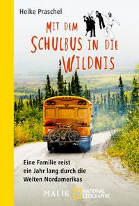 Das Buchcover zeigt einen Schulbus auf einem schmalen Weg, umgeben von üppiger, grüner Natur. Im Hintergrund sind hohe Bäume und Hügel sichtbar. In leuchtendem Orange ist der Titel „Mit dem Schulbus in die Wildnis“ platziert, unter dem sich der Autorenname Heike Praschel befindet. Die Unterzeile beschreibt: „Eine Familie reist ein Jahr lang durch die Weiten Nordamerikas“. Die Gesamtstimmung vermittelt Abenteuerlust und Entdeckung. Die Farben sind warm und einladend.