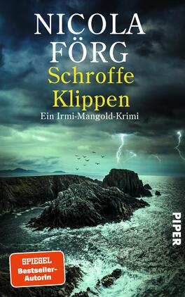 Das Buchcover zeigt eine dramatische Küstenlandschaft mit schroffen Klippen, die vor einem stürmischen, wolkenverhangenen Himmel aufragen. Blitze zucken durch die dunklen Wolken, während über dem rauen Meer Vögel fliegen. Oberhalb der Küste steht der Titel „Schroffe Klippen“ in auffälligem Gelb, gefolgt von „Ein Irmi-Mangold-Krimi“ in Weiß. Der Name der Autorin, Nicola Förg, ist prominent in Weiß und Schwarz platziert. Unten links befindet sich ein Hinweis „SPIEGEL Bestseller-Autorin“ in Kleinbuchstaben.