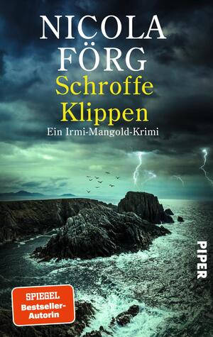 Das Buchcover zeigt eine dramatische Küstenlandschaft mit schroffen Klippen, die vor einem stürmischen, wolkenverhangenen Himmel aufragen. Blitze zucken durch die dunklen Wolken, während über dem rauen Meer Vögel fliegen. Oberhalb der Küste steht der Titel „Schroffe Klippen“ in auffälligem Gelb, gefolgt von „Ein Irmi-Mangold-Krimi“ in Weiß. Der Name der Autorin, Nicola Förg, ist prominent in Weiß und Schwarz platziert. Unten links befindet sich ein Hinweis „SPIEGEL Bestseller-Autorin“ in Kleinbuchstaben.