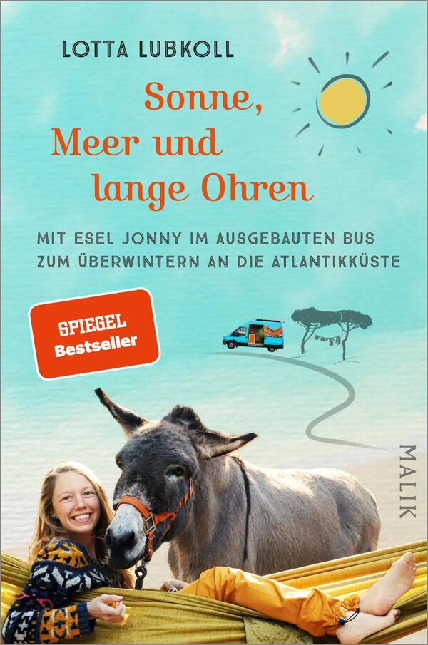 Das Buchcover zeigt eine lebendige und fröhliche Atmosphäre. Im Vordergrund sitzt eine lächelnde Frau mit langen Haaren, die entspannt auf einer gelben Decke liegt, neben ihr ein Esel mit langen Ohren. Der Hintergrund ist hellblau mit einem gelben Sonnenmotiv und zeigt eine sanfte Straße sowie einen bunt gestalteten Bus. Der Titel „Sonne, Meer und lange Ohren“ ist in auffälliger, roter Schrift platziert. Oben links befindet sich ein rotes Kästchen mit der Aufschrift „SPIEGEL Bestseller“. Unten erscheint der Verlagsname „MALIK“.