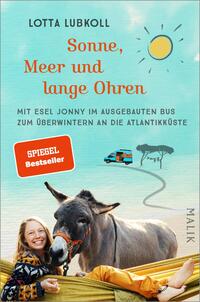 Das Buchcover zeigt eine lebendige und fröhliche Atmosphäre. Im Vordergrund sitzt eine lächelnde Frau mit langen Haaren, die entspannt auf einer gelben Decke liegt, neben ihr ein Esel mit langen Ohren. Der Hintergrund ist hellblau mit einem gelben Sonnenmotiv und zeigt eine sanfte Straße sowie einen bunt gestalteten Bus. Der Titel „Sonne, Meer und lange Ohren“ ist in auffälliger, roter Schrift platziert. Oben links befindet sich ein rotes Kästchen mit der Aufschrift „SPIEGEL Bestseller“. Unten erscheint der Verlagsname „MALIK“.