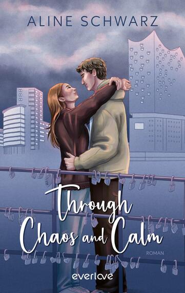 Das Buchcover zeigt ein junges Paar in inniger Umarmung auf einer Brüstung vor einer abendlichen Stadtsilhouette mit bläulich-violetten Himmel und modernen Gebäuden. Oben steht der Autorenname „ALINE SCHWARZ“ in klarer Großbuchstaben‑Sans‑Serif; zentral großflächig der weiße, handschriftliche Schriftzug „Through Chaos and Calm“, darunter klein „ROMAN“. Die Kleidung der Personen ist in warmen Erdtönen. Die Atmosphäre wirkt romantisch und ruhig.