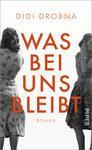 Das Buchcover zeigt zwei Frauen in vintage-kleidung, die sich von hinten zugewandt sind. Die Frauen stehen in einem grauen und weißen Hintergrund, der die klassische Atmosphäre unterstreicht. Der Titel „WAS BEI UNS BLEIBT“ ist stark und in einer auffälligen, orangefarbenen Schrift platziert, die einen Kontrast zum Hintergrund bildet. Der Name des Autors, Didi Drobna, erscheint in einer schmalen, hellen Schrift darüber. Die Gesamtkomposition vermittelt ein Gefühl von Nostalgie und Intimität.