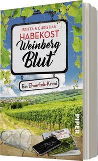 Das Buchcover zeigt eine malerische Weinlandschaft mit üppigen Weinreben unter einem blauen Himmel. In der Mitte befindet sich ein stilisierter Schriftzug in Schwarz, der den Titel „Weinberg Blut“ hervorhebt. Darunter steht in kleinerer Schrift „Ein Elwenzfels-Krimi“. Am unteren Rand des Covers sind ein umgekippter Weinglas und einige Objekte wie ein Notizbuch angeordnet. Die Farbpalette ist lebhaft und vermittelt eine mysteriöse Atmosphäre.