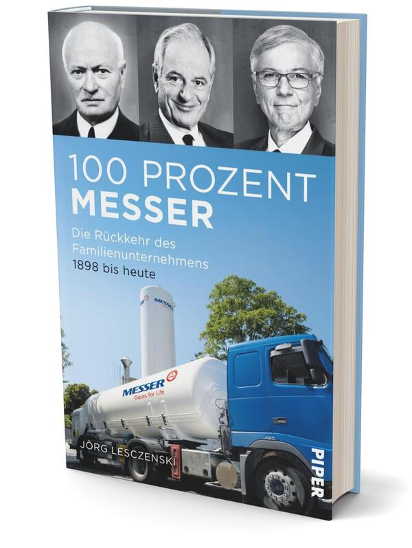 Das Buchcover zeigt im oberen Teil drei Porträts von Männern in Anzügen, die zur Bedeutung des Unternehmens Messer stehen. Darunter ist der Titel „100 PROZENT MESSER“ in großen weißen Buchstaben auf einem blauen Hintergrund. Unter dem Titel steht der Untertitel „Die Rückkehr des Familienunternehmens 1898 bis heute“ in kleinerer Schrift. Im unteren Bereich ist ein Lastwagen samt Gaszylinder abgebildet, umgeben von grüner Landschaft. Das Cover vermittelt eine professionelle und historische Atmosphäre. Autor: Jörg Lesczenski.