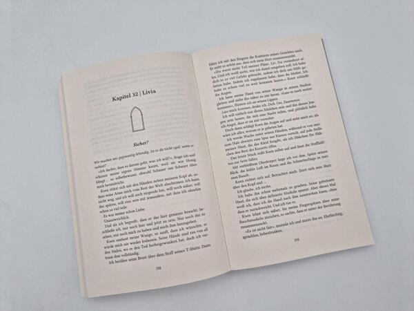 Außenansicht des Buches „A Legacy of Silk and Blood“