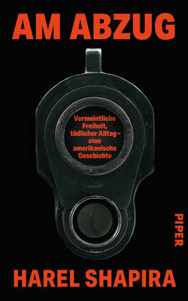 Das Buchcover zeigt auf schwarzem Grund die vordere Ansicht einer Pistolenmündung in Nahaufnahme, zentriert und dominant. Ober- und unterhalb der Waffe stehen große, fettgedruckte rote Kapitalbuchstaben: oben „AM ABZUG“, unten der Autorname „HAREL SHAPIRA“. Im Mündungsring steht in kleinerer roter Schrift der Untertitel „Vermeintliche Freiheit, tödlicher Alltag – eine amerikanische Geschichte“. Keine Verlagsangaben beschrieben.