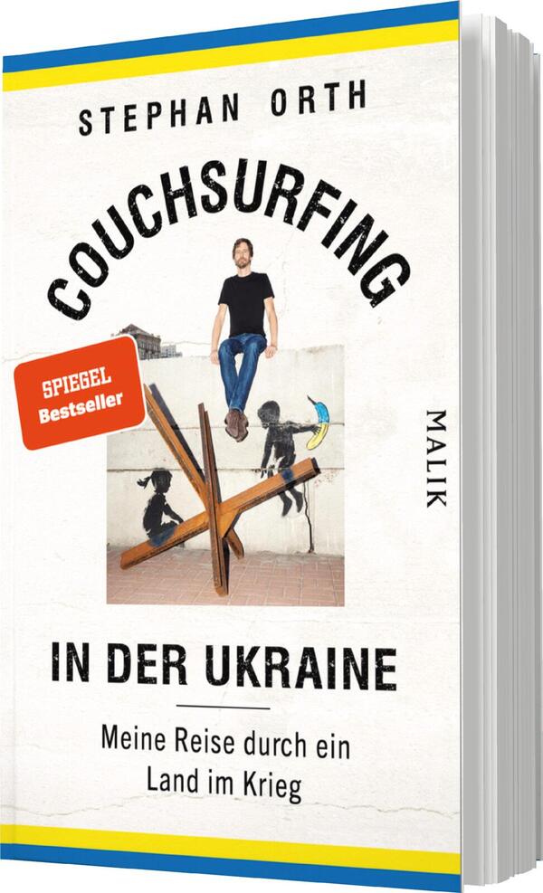 Das Buchcover zeigt einen Mann in lässiger Kleidung, der auf einem hölzernen Kunstwerk sitzt. Der Hintergrunde ist hell und minimalistisch gehalten. In der oberen Hälfte steht in bolden, schwarzen Buchstaben „COUCHSURFING“. Darunter, in größerer Schrift, steht „IN DER UKRAINE“. Am unteren Rand ist der Untertitel „Meine Reise durch ein Land im Krieg“ in kleinerer Schrift zu sehen. Ein rotes Aufkleber-Element vermerkt „SPIEGEL Bestseller“. Der Verlag „MALIK“ ist an der Seite platziert.