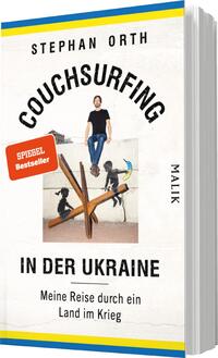 Das Buchcover zeigt einen Mann in lässiger Kleidung, der auf einem hölzernen Kunstwerk sitzt. Der Hintergrunde ist hell und minimalistisch gehalten. In der oberen Hälfte steht in bolden, schwarzen Buchstaben „COUCHSURFING“. Darunter, in größerer Schrift, steht „IN DER UKRAINE“. Am unteren Rand ist der Untertitel „Meine Reise durch ein Land im Krieg“ in kleinerer Schrift zu sehen. Ein rotes Aufkleber-Element vermerkt „SPIEGEL Bestseller“. Der Verlag „MALIK“ ist an der Seite platziert.