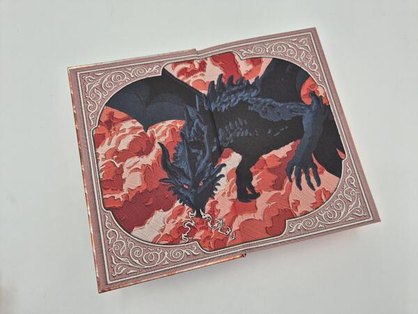 Außenansicht des Buches „Dragon Cursed – Zeig keine Gnade (Deluxe-Ausgabe)“