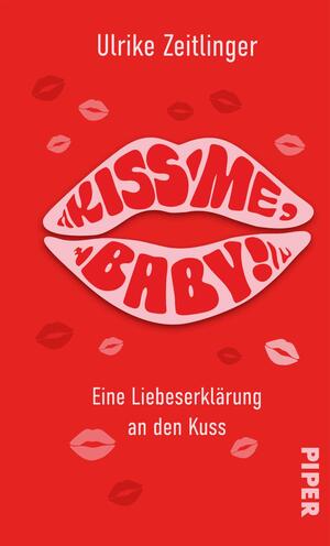 Das Buchcover zeigt einen auffälligen roten Hintergrund. In der Mitte befinden sich große, stilisierte Lippen, die in Weiß und Pink gefärbt sind. Der Titel „Kiss me, Baby!“ ist in einer verspielten Schriftart gestaltet und sticht hervor. Unterhalb des Titels steht in kleinerer Schrift die Beschreibung „Eine Liebeserklärung an den Kuss“. Das Verlagslogo „Piper“ ist in der unteren rechten Ecke platziert. Die Gesamtatmosphäre vermittelt eine lebendige und romantische Stimmung.
