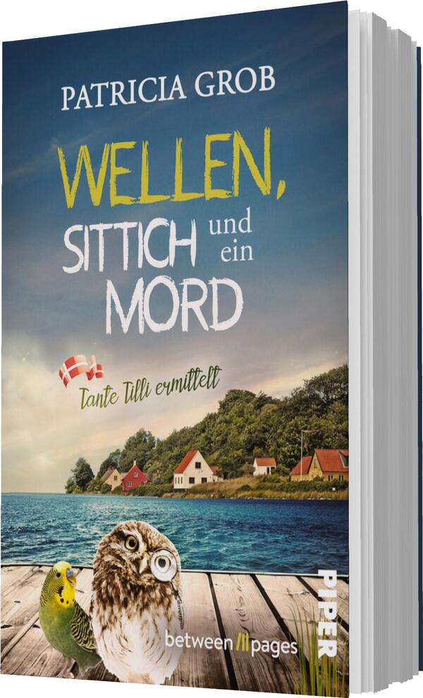 Das Buchcover zeigt eine Küstenlandschaft mit sanften Wellen und einem blauen Himmel. Im Vordergrund sitzt eine Eule neben einem bunten Wellensittich auf einem Holzsteg. Im Hintergrund sind malerische, rot-weiße Häuser eingebettet in eine grüne Landschaft. Der Titel „WELLEN, SITTICH und ein MORD“ erscheint in großer, gelber und weißer Schrift. Darunter steht in kleinerer Schrift „Tante Lilli ermittelt“. Das Cover vermittelt eine fröhliche, aber auch geheimnisvolle Atmosphäre.