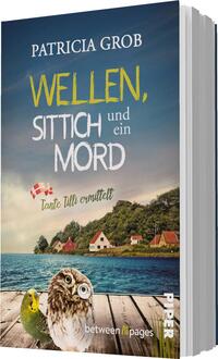 Das Buchcover zeigt eine Küstenlandschaft mit sanften Wellen und einem blauen Himmel. Im Vordergrund sitzt eine Eule neben einem bunten Wellensittich auf einem Holzsteg. Im Hintergrund sind malerische, rot-weiße Häuser eingebettet in eine grüne Landschaft. Der Titel „WELLEN, SITTICH und ein MORD“ erscheint in großer, gelber und weißer Schrift. Darunter steht in kleinerer Schrift „Tante Lilli ermittelt“. Das Cover vermittelt eine fröhliche, aber auch geheimnisvolle Atmosphäre.