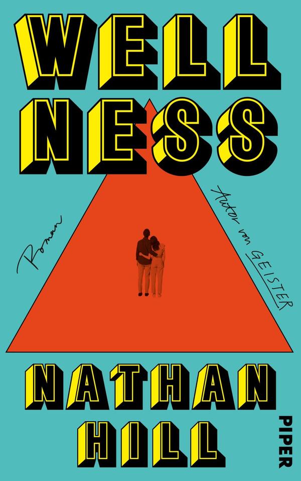 Das Buchcover zeigt einen leuchtend türkisen Hintergrund mit einem großen, roten, nach unten spitz zulaufenden Dreieck in der Mitte. Darin sind zwei schemenhafte Figuren in schwarzer Silhouette abgebildet, die sich umarmen. Oben steht der Titel „WELLNESS“ in großen, gelben Buchstaben, darunter der Schriftzug „Roman“. Der Autorennamen „NATHAN HILL“ ist in kräftigen, schwarzen Großbuchstaben am unteren Rand platziert. Die gesamte Gestaltung vermittelt eine moderne, kontrastreiche Atmosphäre.