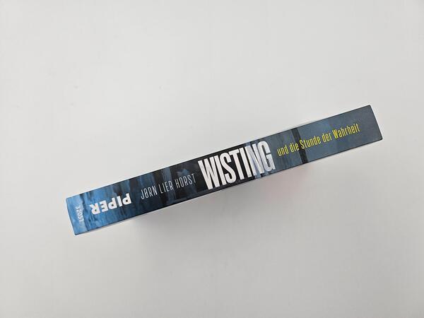 Außenansicht des Buches „Wisting und die Stunde der Wahrheit“