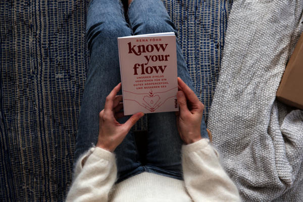 Rena Föhrs „Know your Flow“ auf dem Schoß einer Frau