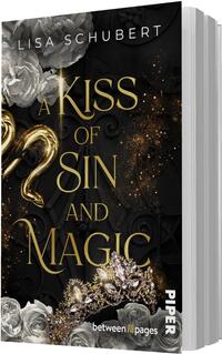 Das Buchcover zeigt ein dunkles, barockes Layout mit reliefartigem, schwarzen Hintergrund, goldenen Glitzersprenkeln und weißen Rosen oben links und unten. Der Titel „A Kiss of Sin and Magic“ steht zentriert in großen goldenen Seriflettern, der Autorenname „Lisa Schubert“ oben in kleinen weißen Großbuchstaben. Links ein geschwungenes goldenes Ornament, unten ein funkelndes, mit Kristallen besetztes Diadem. Atmosphäre: opulent, geheimnisvoll, romantisch.