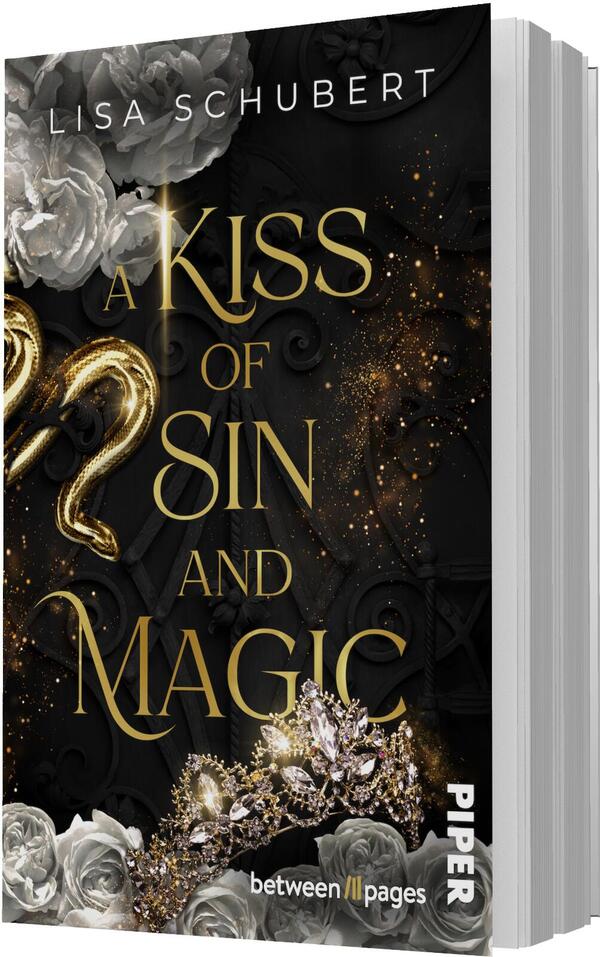 Das Buchcover zeigt ein dunkles, barockes Layout mit reliefartigem, schwarzen Hintergrund, goldenen Glitzersprenkeln und weißen Rosen oben links und unten. Der Titel „A Kiss of Sin and Magic“ steht zentriert in großen goldenen Seriflettern, der Autorenname „Lisa Schubert“ oben in kleinen weißen Großbuchstaben. Links ein geschwungenes goldenes Ornament, unten ein funkelndes, mit Kristallen besetztes Diadem. Atmosphäre: opulent, geheimnisvoll, romantisch.