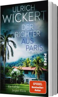 Das Buchcover zeigt eine tropische Landschaft mit üppigem Grün und einem typischen, hellblauen Haus im Vordergrund. Im Hintergrund sind hohe Palmen und eine bewölkte, mystische Atmosphäre deutlich sichtbar. Der Titel „Der Richter aus Paris“ ist in großen, weißen Buchstaben oben auf dem Cover platziert, während der Autor Ulrich Wickert in kleinerer Schrift darunter steht. Rechts unten befindet sich ein oranger Button mit dem Text „SPIEGEL-Bestseller-Autor“. Die Farbpalette besteht aus überwiegend kühlen Blau- und Grüntönen, die eine spannende und geheimnisvolle Stimmung erzeugen.