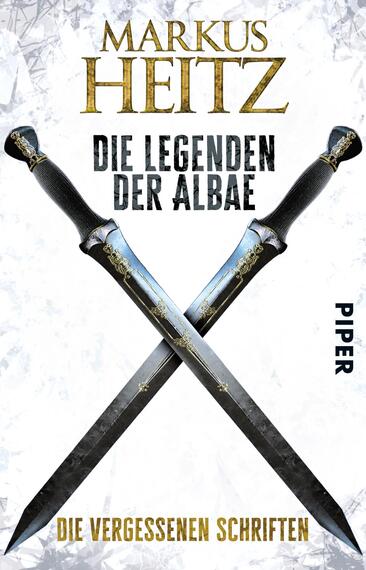 Das Buchcover zeigt zwei gekreuzte Schwerter vor einem glitzernden, frostigen Hintergrund. Die Klingen sind glänzend und detailreich verziert, die Griffe zeigen eine elegante Form. Oben steht der Name des Autors „MARKUS HEITZ“ in großen, goldenen Buchstaben. Darunter befindet sich der Titel „DIE LEGENDEN DER ALBAE“ in fetter, schwarzer Schrift. Am unteren Rand ist der Untertitel „DIE VERGESSENEN SCHRIFTEN“ in einer schlichteren Schriftart abgedruckt. In der rechten unteren Ecke ist das Wort „PIPER“ in einer vertikalen Ausrichtung platziert.