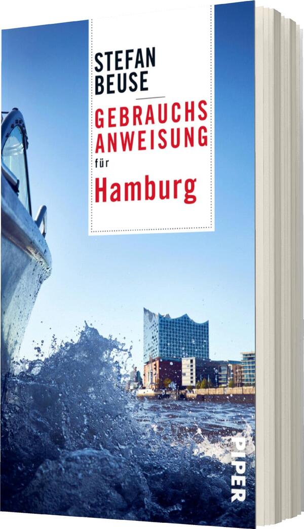 Das Buchcover zeigt eine dynamische Darstellung eines Bootes, das durch schäumende Wellen steuert, vor einer urbanen Kulisse Hamburgs. Der Himmel ist in sanften Blau- und Grautönen gehalten, während der Schriftzug „STEFAN BEUSE“ in schwarzer Schrift über dem Titel „GEBRAUCHSANWEISUNG für Hamburg“ in rot hervorsticht. Die Schrift ist modern und klar, und das Gesamtbild vermittelt eine lebendige Atmosphäre der Hafenstadt. Am unteren Rand erscheint das Verlagslogo „Piper“ in Weiß.