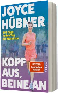 Das Buchcover zeigt eine lächelnde Läuferin in neonkorallfarbenem Laufshirt und -shorts vor verschwommenen Mitläufern, auf blau-violettem Verlaufshintergrund. Großer weißer Autorenname „JOYCE HÜBNER“ oben, gelber Untertitel „495 Tage. Jeden Tag ein Marathon“, großer weißer Titel „KOPF AUS, BEINE AN“ unten. Roter, rechteckiger Aufkleber mit weißem Text „SPIEGEL Bestseller-Autorin“.
