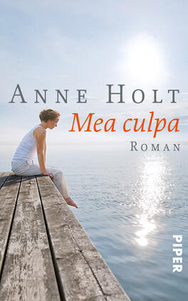 Das Buchcover zeigt eine nachdenkliche Person, die auf einem Holzsteg sitzt und aufs Wasser blickt. Der Himmel ist klar, und das Licht der Sonne reflektiert sanft auf der Wasseroberfläche. Die Farbpalette besteht aus Blau- und Grautönen, ergänzt durch einen lebhaften orangen Titel „Mea culpa“ in einer modernen Schriftart. Der Autorenname „Anne Holt“ ist in einer dezenten grauen Typografie oberhalb des Titels platziert. Unten rechts ist das Verlagslogo in Weiß sichtbar.