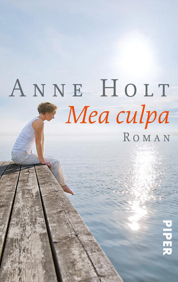 Das Buchcover zeigt eine nachdenkliche Person, die auf einem Holzsteg sitzt und aufs Wasser blickt. Der Himmel ist klar, und das Licht der Sonne reflektiert sanft auf der Wasseroberfläche. Die Farbpalette besteht aus Blau- und Grautönen, ergänzt durch einen lebhaften orangen Titel „Mea culpa“ in einer modernen Schriftart. Der Autorenname „Anne Holt“ ist in einer dezenten grauen Typografie oberhalb des Titels platziert. Unten rechts ist das Verlagslogo in Weiß sichtbar.