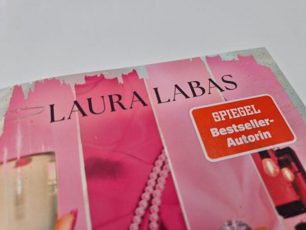 Außenansicht des Buches „Pearls & Secrets“