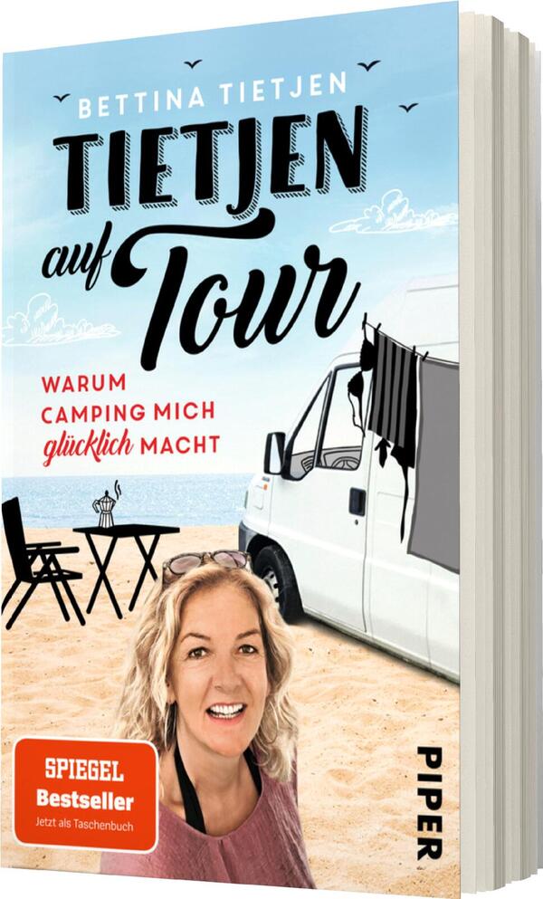 Das Buchcover zeigt eine sommerliche Strandlandschaft mit einem weißen Campingfahrzeug im Hintergrund. Im Vordergrund steht die Autorin Bettina Tietjen mit lässigem Outfit und freundlichem Lächeln. Die Titelinschrift „TIETJEN auf Tour“ ist in geschwungener, schwarzer Schrift unterlegt von einem blauen Himmel und weißen Wolken. Darunter befindet sich der Untertitel „Warum Camping mich glücklich macht“ in grauer Schrift. In der unteren rechten Ecke steht das Wort „SPIEGEL Bestseller“ in einem roten Banner.