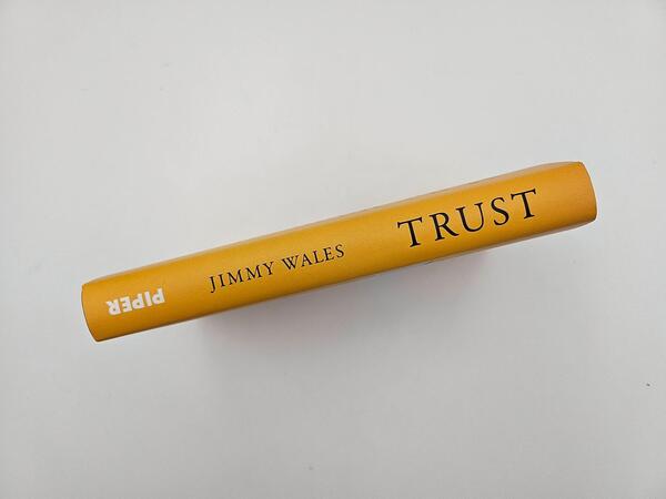 Außenansicht des Buches „TRUST“
