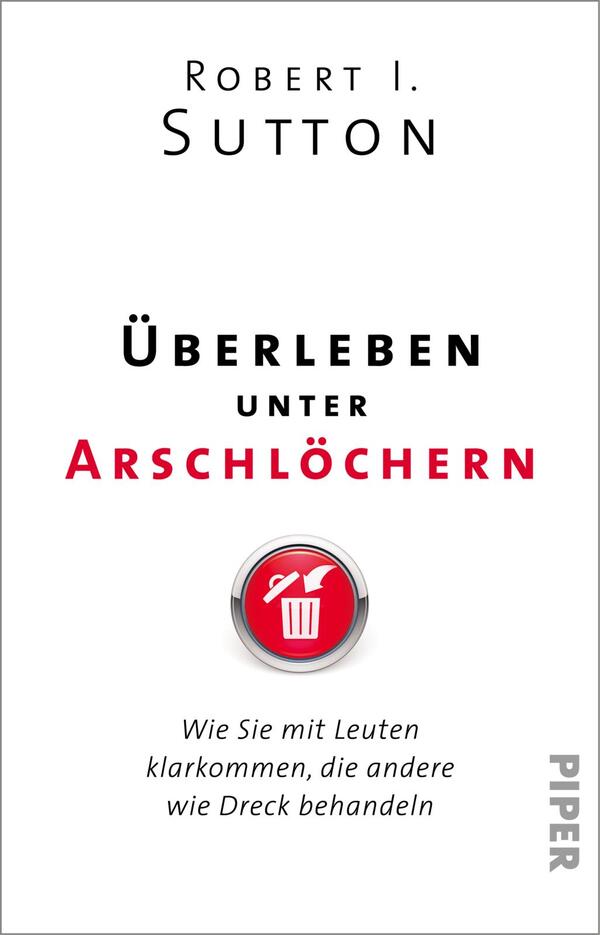 Das Buchcover zeigt einen minimalistischen, weiß-hintergrund mit schwarzer und roter Schrift. Der Titel „Überleben unter Arschlöchern“ ist prominent in schwarzer und roter Typografie platziert. Darunter steht der Untertitel „Wie Sie mit Leuten klarkommen, die andere wie Dreck behandeln“ in kleinerer Schrift. Oben ist der Autorennamen „Robert I. Sutton“ in schlichter schwarzer Schrift. In der unteren Mitte befindet sich ein rotes Piktogramm mit einem Mülleimer in einem grauen Kreis.