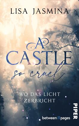 Das Buchcover zeigt eine mystische Szenerie mit einem schattigen Schloss im Hintergrund, das von einem sanften, nebelartigen Licht umgeben ist. Die Farbpalette umfasst überwiegend kühle Blau- und Violetttöne, die eine geheimnisvolle Atmosphäre vermitteln. Der Titel „A CASTLE so cruel“ ist in einer eleganten, geschwungenen Schrift mittig platziert, während der Untertitel „wo das Licht zerbricht“ in einer klaren Schrift darunter steht. Oben ist der Name der Autorin Lisa Jasmina sichtbar.
