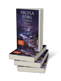 Bücherstapel des Buches „Düstere Täler“