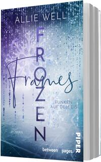 Das Buchcover zeigt den Namen der Autorin „Allie Well“ oben, darunter den Titel „FROZEN“ in großen, vertikal gestapelten, serifenlosen Großbuchstaben und das handschriftlich wirkende Wort „Frames“ überlagert in geschwungener Script-Schrift. Im Hintergrund eisblauer bis violetter Farbverlauf mit einer großen stilisierten Schneeflocke und fallenden, glitzernden Eiskristall- bzw. Tropfenstreifen. Unten klein die Bezeichnung „Roman“ und die Unterzeile „Funken auf dem Eis“. Atmosphärisch kalt, glänzend, winterlich.