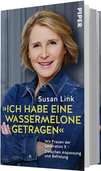 Das Buchcover zeigt ein Porträt der Autorin Susan Link, lächelnd, in dunkelblauer Jeansbluse mit verschränkten Armen vor einem grau‑blauen, vertikal gestreiften Hintergrund. Der Titel „ICH HABE EINE WASSERMELONE GETRAGEN“ ist groß, gelb und fett in einer sachlichen Sans‑Serif gesetzt; der Name der Autorin und der Untertitel sind kleiner in weißer Schrift. Die Stimmung wirkt selbstbewusst und freundlich.