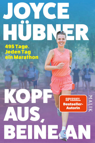 Das Buchcover zeigt eine lächelnde Frau in knalligem rosa Laufoutfit, frontal laufend vor einem unscharfen Parkhintergrund mit weiteren Läufern. Großes, weißes Textlayout oben: „JOYCE HÜBNER“, darunter gelb: „495 Tage. Jeden Tag ein Marathon“. Titel unten in großen weißen Blockbuchstaben: „KOPF AUS, BEINE AN“. Auf der rechten Mitte ein orangefarbener Button mit weißer Aufschrift „SPIEGEL Bestseller-Autorin“.