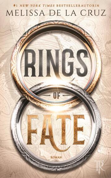 Das Buchcover zeigt zwei überlappende, kunstvoll gravierte Ringe – ein warmes Bronze/Gold oben, ein silbrig gravierter unten –, im Zentrum die Titelworte RINGS (oben in hohen, grauen Blockbuchstaben) und FATE (unten in großen, goldenen, strukturierten Kapitalen) getrennt durch ein kleines „of“. Im Hintergrund beige, kartografische Linien und eine mystische, epische Stimmung. Oben der Autorenname Melissa de la Cruz.