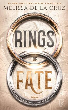 Das Buchcover zeigt zwei überlappende, kunstvoll gravierte Ringe – ein warmes Bronze/Gold oben, ein silbrig gravierter unten –, im Zentrum die Titelworte RINGS (oben in hohen, grauen Blockbuchstaben) und FATE (unten in großen, goldenen, strukturierten Kapitalen) getrennt durch ein kleines „of“. Im Hintergrund beige, kartografische Linien und eine mystische, epische Stimmung. Oben der Autorenname Melissa de la Cruz.