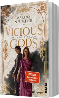 Das Buchcover zeigt eine creme-marmorierte Fläche mit schwarzem Rauch und goldverzierten Ornamentrahmen. Vordergründig zwei Figuren: ein nach links gewandter Mann in dunkler Kleidung und eine frontal blickende Frau in flieder-violettem, drapiertem Kleid. Der Titel „VICIOUS GODS“ steht in großer goldener Serifenschrift, darunter die Unterzeile „Fluch aus Glut und Asche“. Autorin „Marina Neumeier“ erscheint oben in schlichter Großschrift. Stimmung: dunkel, dramatisch, geheimnisvoll.